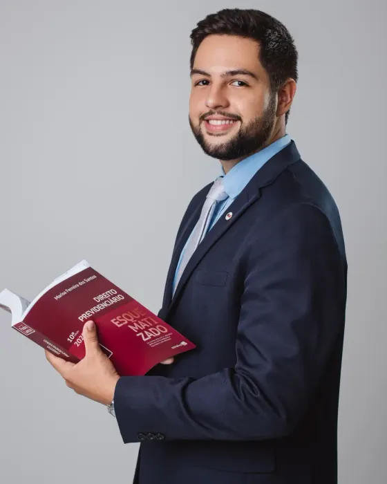 Matheus Aragão segurando um livro de Direito Previdenciário